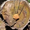 Zadziwienie - Ręcznie rzeźbiona drewniana zawieszka / Wonder - Hand-carved wooden pendant